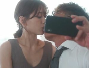 Thấy vợ lạnh nhạt chồng xem điện thoại biết được vợ và sếp ngoại tình