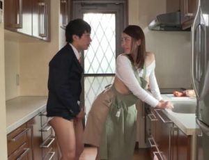 Mẹ trẻ giúp con trai đang thủ dâm với đồ lót của mình